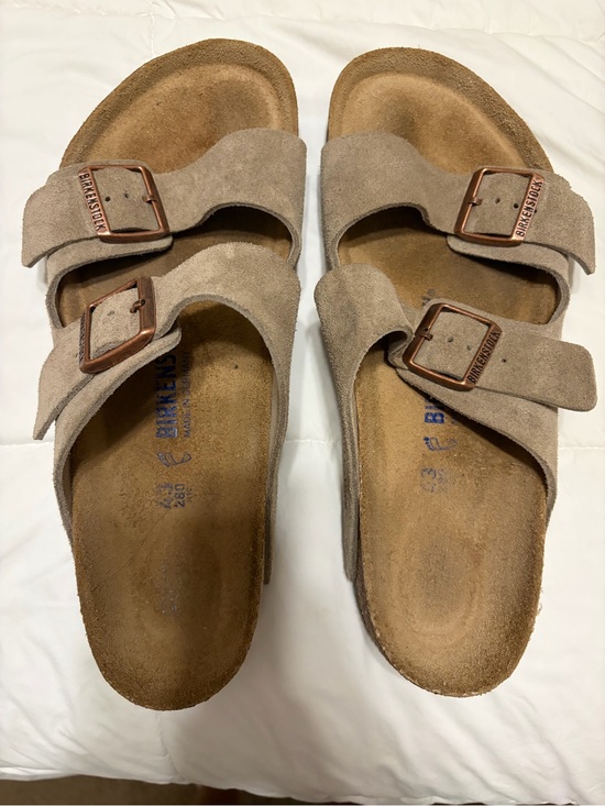 Men’s 10.5 Birkenstock Arizona Suede Sandals in Light Brown